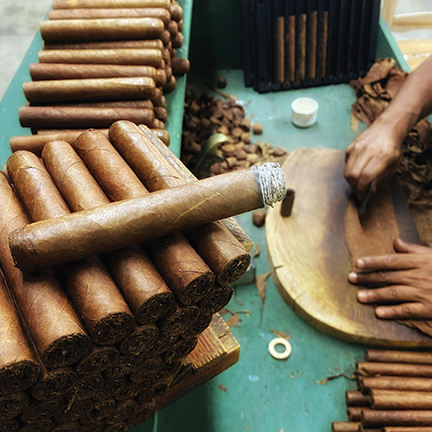 Tabacalera La Isla Cigar Table