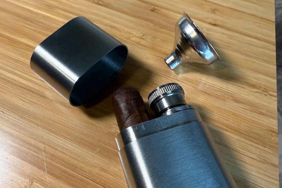 This cigar flask does not hold enough cigars or alcohol.